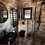 Nyaraló Osada Skoczkowo Komfortowe Z Prywatnymi Wannami Hot-tub Nad Jeziorem- Sauna- Balia- Prywatny Staw Wedkarski Podiazy