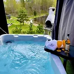Osada Skoczkowo Komfortowe Z Prywatnymi Wannami Hot-tub Nad Jeziorem- Sauna- Balia- Prywatny Staw Wedkarski Semesterbostad Podiazy