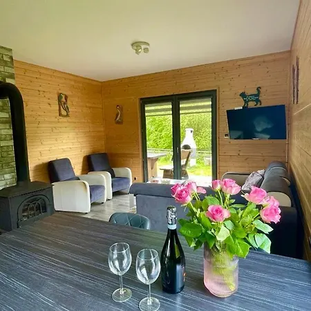 Dom wakacyjny Osada Skoczkowo Z Kominkami, Jacuzzi, Balią I Sauną Nad Jeziorem