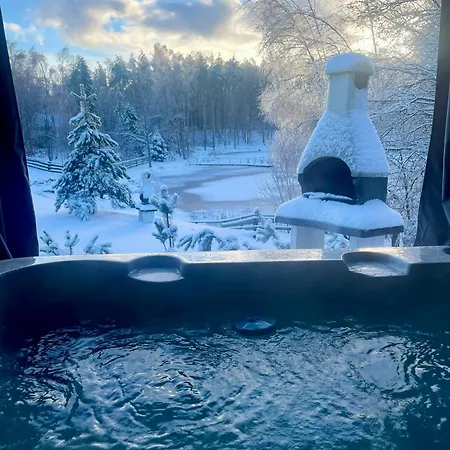 Dom wakacyjny Osada Skoczkowo Z Kominkami, Jacuzzi, Balią I Sauną Nad Jeziorem Podiazy