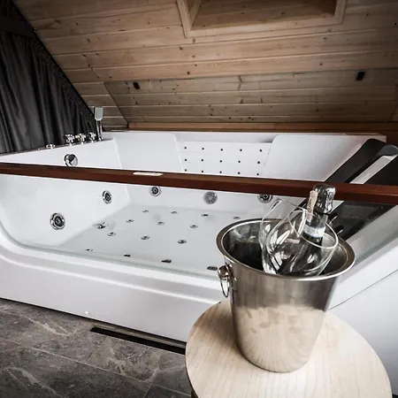 Osada Skoczkowo Komfortowe Z Prywatnymi Wannami Hot-tub Nad Jeziorem- Sauna- Balia- Prywatny Staw Wedkarski Semesterbostad *