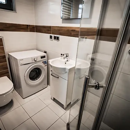 Dom wakacyjny Osada Skoczkowo Z Kominkami, Jacuzzi, Balią I Sauną Nad Jeziorem Podiazy