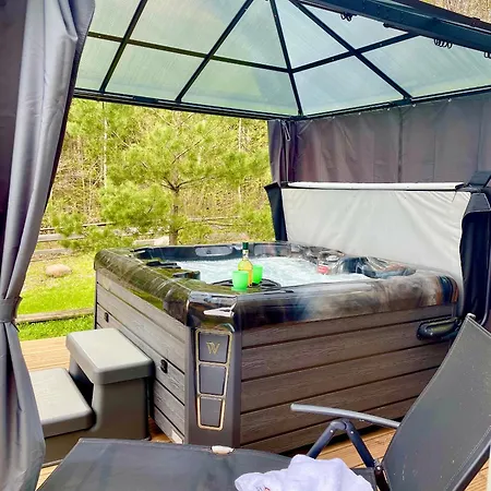 Dom wakacyjny Osada Skoczkowo Z Kominkami, Jacuzzi, Balią I Sauną Nad Jeziorem