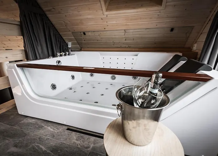 Osada Skoczkowo Komfortowe Z Prywatnymi Wannami Hot-tub Nad Jeziorem- Sauna- Balia- Prywatny Staw Wedkarski بيت للعطل *